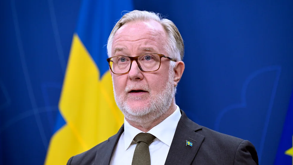 Utbildningsminister Johan Pehrson (L) presenterar åtgärder för att stärka säkerheten i svenska skolor.