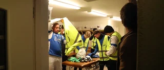 Spelar fotboll i ridhuset: "En är allergisk och kan inte träna"