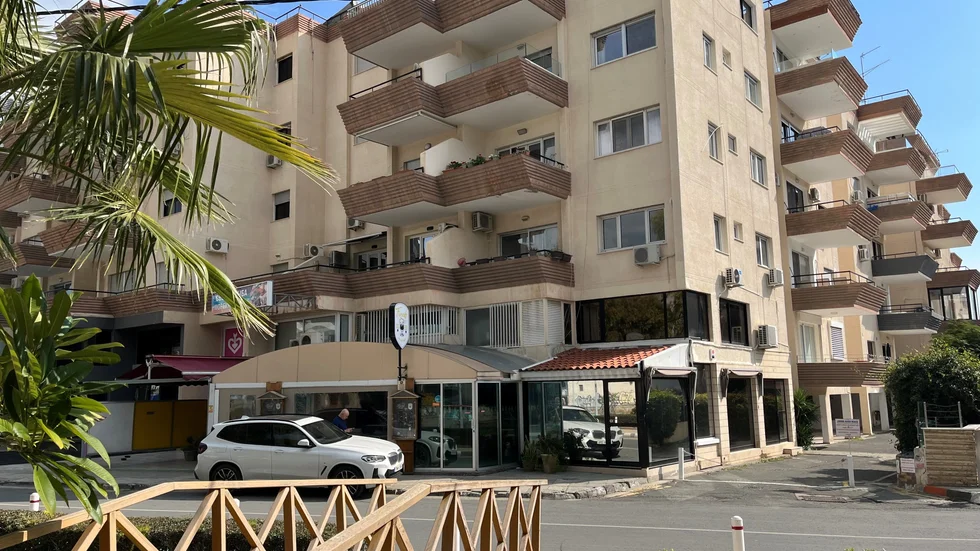 I det här flerfamiljshuset ska Jonny Uvén bott i staden Limassol under sin flykt från rättsväsendet i Sverige.