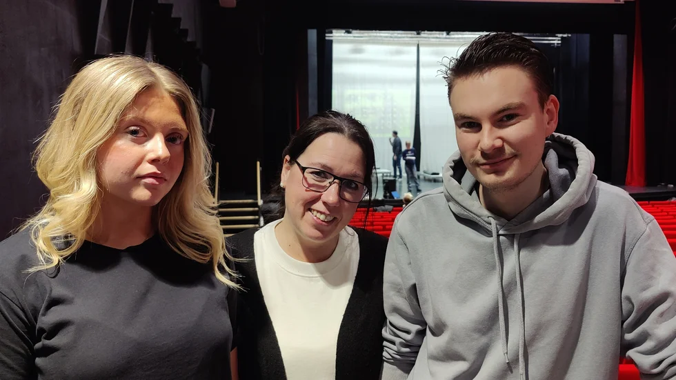 Catrin Köhler och Beppe Eliasson är båda nya i revyensemblen. Catrin som dansare och Beppe som skådespelare. Trots att de båda känner sig lite nervösa tror koreografen Lena Strömbäck Ahlstedt att de kan bli bra nog för att vinna dans-grenen i årets revy-SM