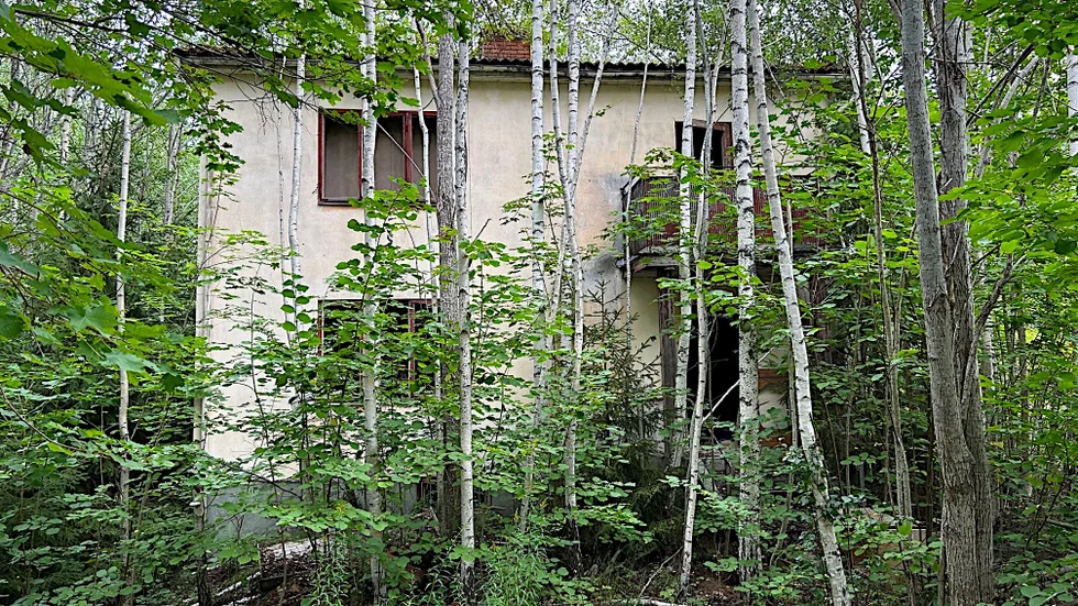 Det övergivna huset ligger på Ösköglevägen i Virserum.