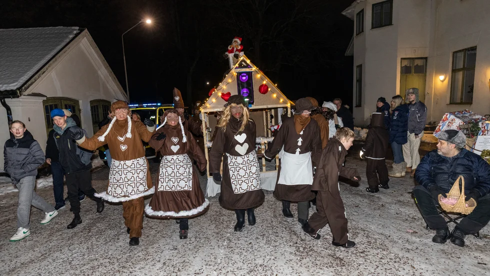 Varje år den 13 januari, på tjugondag Knut, firas Knutmasso i Gimo. Det är en festlig tradition som liknar en karneval.