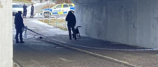 Här söker polishunden spår – i avspärrad tunnel