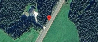 Stopp i ett körfält på grund av två stillastående lastbilar på väg 869