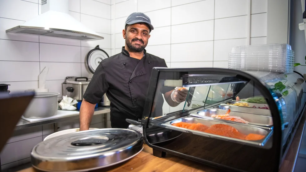 Shehan Dilusha ran a food truck selling sushi in Kåge last summer. Now, he has opened a restaurant.
