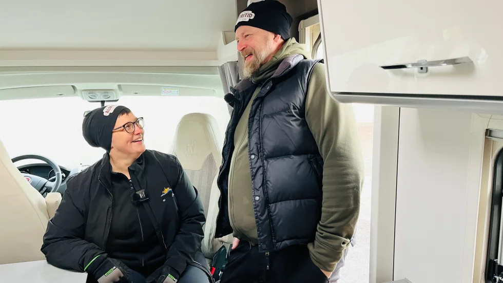 Stina Alm och Magnus Alm gick från att tälta på semestern till husbil. Idag driver de ett företag ihop där de hyr ut husbilar veckovis.