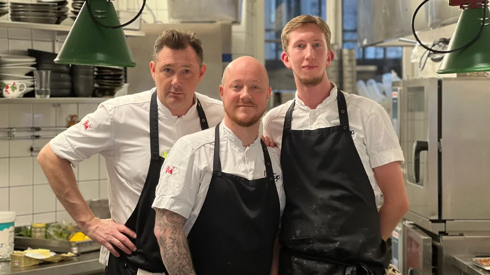 Tom Sjöstedt, Patrik Buranius och Anton Ängås jobbar på restaurangen.