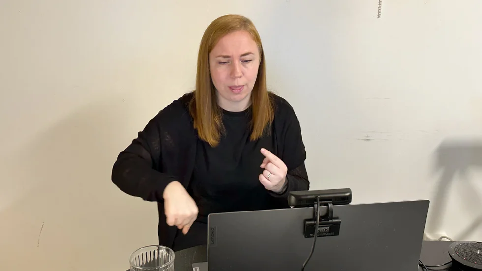 Cindy berättar att man inte får vara rädd för att använda mycket mimik när man teckenspråkstolkar. 