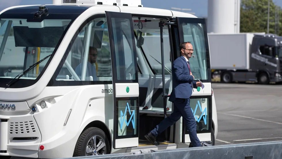 Infrastrukturminister Tomas Eneroth (S) anländer i en självkörande buss till ett högnivåmöte om uppkopplade och automatiserade fordon. Sådana fordon tycker insändarskribenten borde trafikera Uppsalas gator.