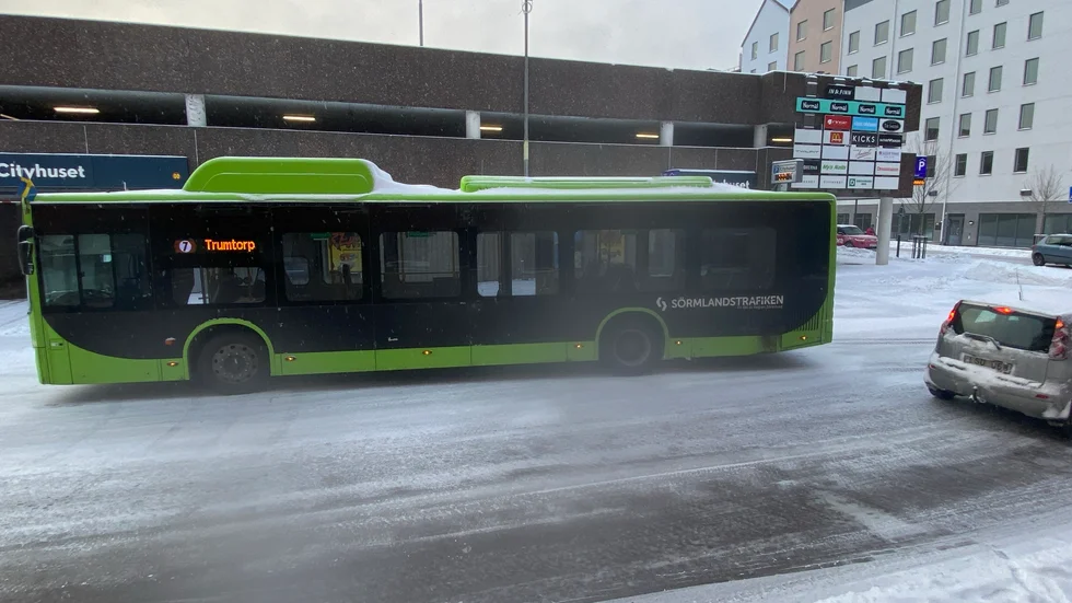 Enligt uppgifter från platsen ska det ha blivit plåtskador på bussens bakre del efter sammanstötningen.