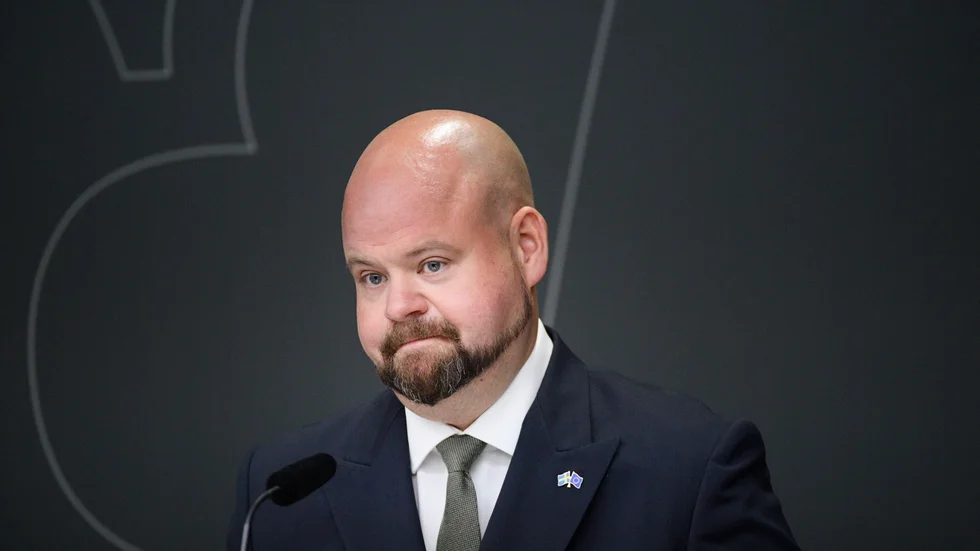 Landsbygdsministern håller pressträff om stärkt konkurrenskraft för livsmedelsproducenter och ett starkt djurskydd. ”Senfärdig. Peter Kullgren (KD) lovar runt och håller tunt. Samtidigt stängs allt fler ladugårdar för sista gången”, skriver Karin Källström.
