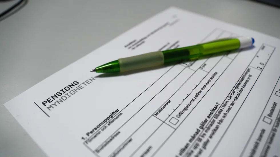 En Västerviksbo tvingas betala tillbaka över 60 000 kronor efter att Pensionsmyndigheten kommit fram till att inkomster utelämnats vid en ansökan om bostadstillägg.