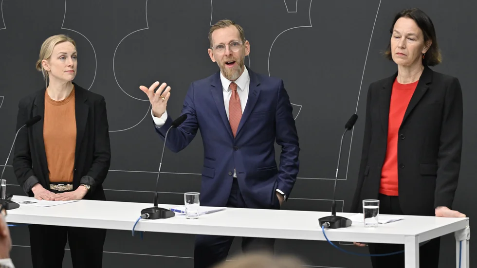 Utredaren Helena Frielingsdorf, socialminister Jakob Forssmed (KD) och Olivia Wigzell, generaldirektör på Folkhälsomyndigheten, under pressträff med anledning av att Folkhälsomyndigheten redovisar vägledning om digital medieanvändning för barn, unga och vårdnadshavare. 
