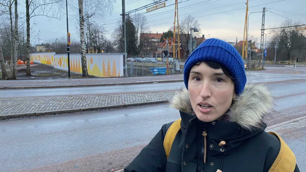 Jag skulle oftare ta med barnen till Geometriparken om det fanns staket där, säger Jasmina Nedevska Törnqvist. 
Längs Ringgatan, där det gulvita planket upphör vid järnvägen, saknas staket. 