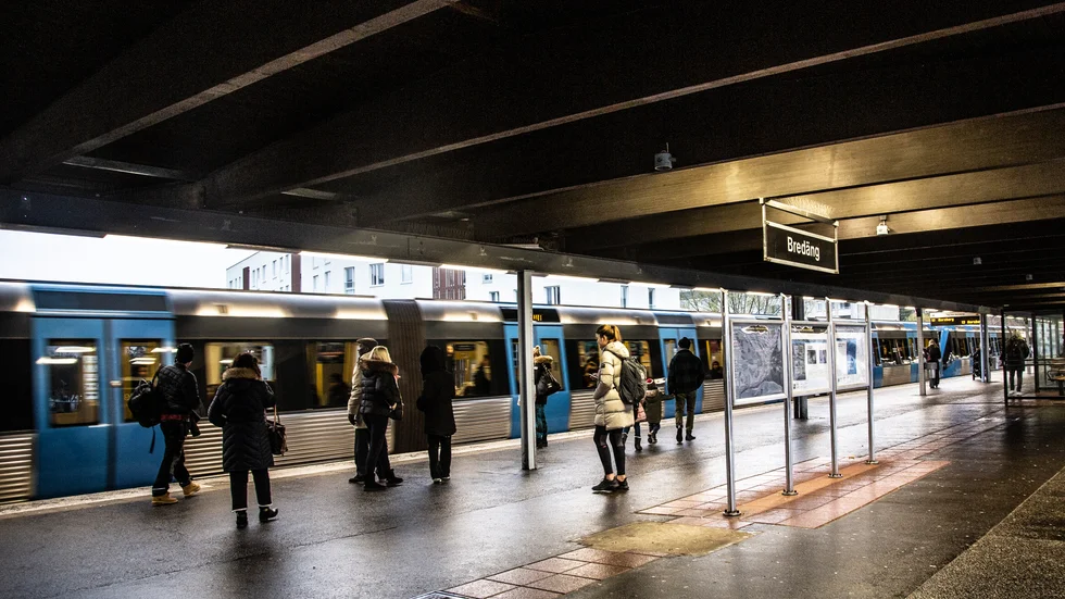 Det var vid Bredängs tunnelbanestation i Stockholm som en Vagnhäradsbo gjorde våldsamt motstånd för att hindra två ordningsvakter i deras myndighetsutövning.