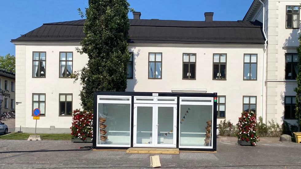 Nyköpings kommun vill skapa ett mer levande torg och införskaffade två svarta containrar. Nu ska de flyttas.
