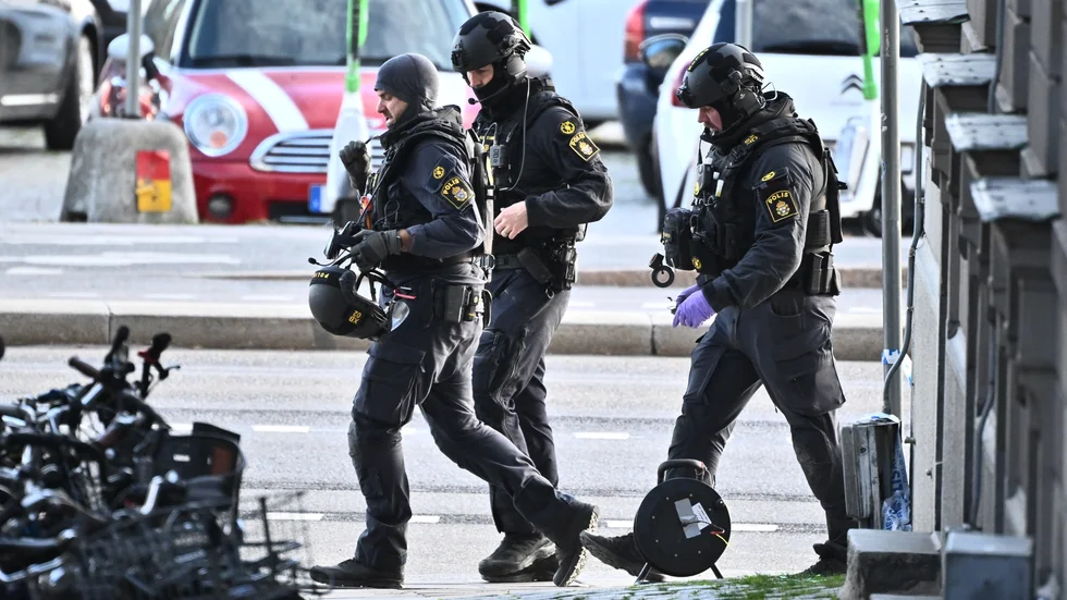 Polis var på plats efter att en handgranat hittats i Gamla stan under onsdagsförmiddagen.