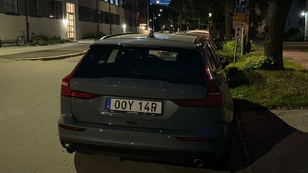 Strax innan 18-åringen greps av polis hade han, enligt egen utsago, förändrat registreringsskyltarna med tejp.