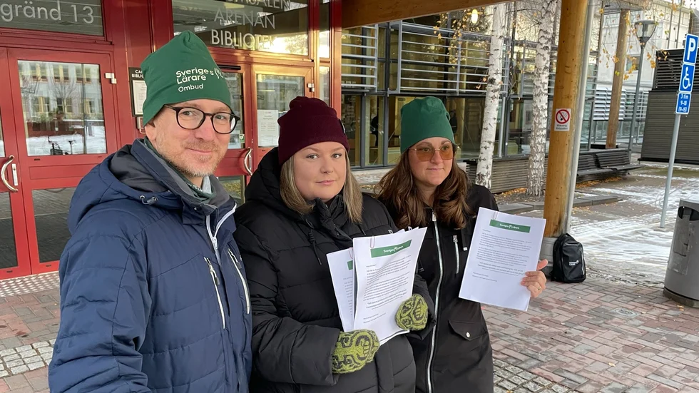 Sveriges Lärare väntade in politikerna utanför fullmäktiges sammanskomst för att framföra protester mot nedskärningar i skolan. Från vänster: Thomas Ekholm, Susanne Löfvenmark, Emma Burman.