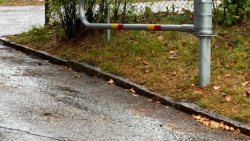 Mannen som suttit häktad misstänkt för grov våldtäkt mot barn på en förskola i Flens kommun har nu åtalats. Mannen har erkänt.