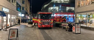 Pådrag på gågatan – efter brandlarm på kaféet