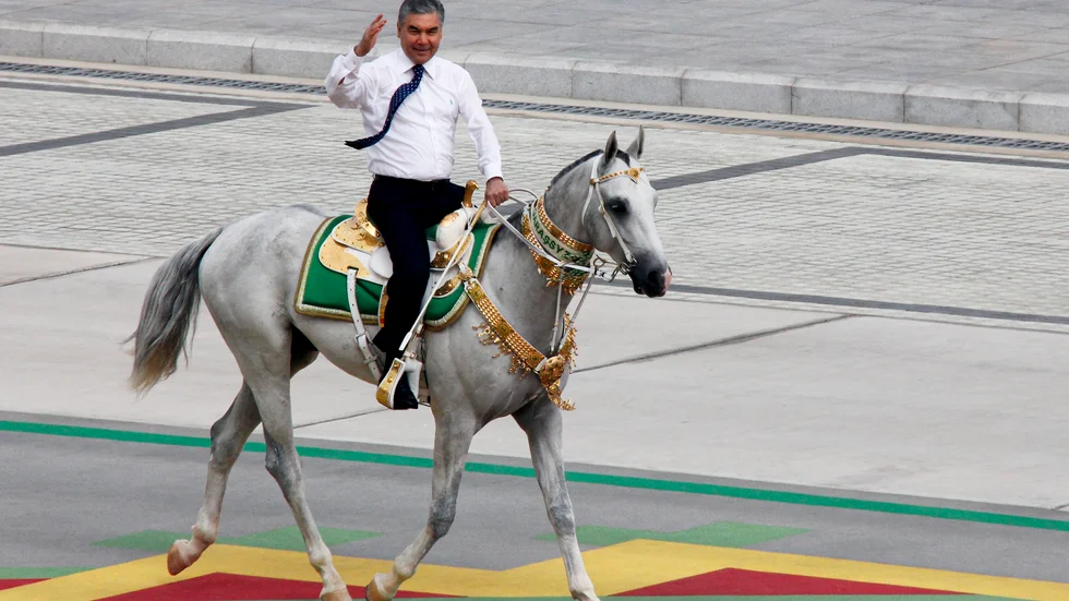 Turkmenistans tidigare ledare Gurbanguly Berdymuchamedov rider en häst i huvudstaden Asjchabad 2021.