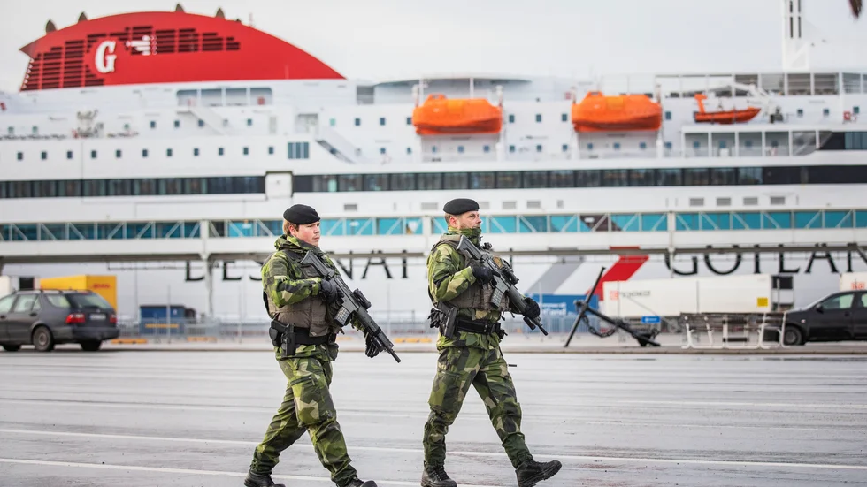 Beväpnade militärer patrullerade under torsdagen i Visby hamn.