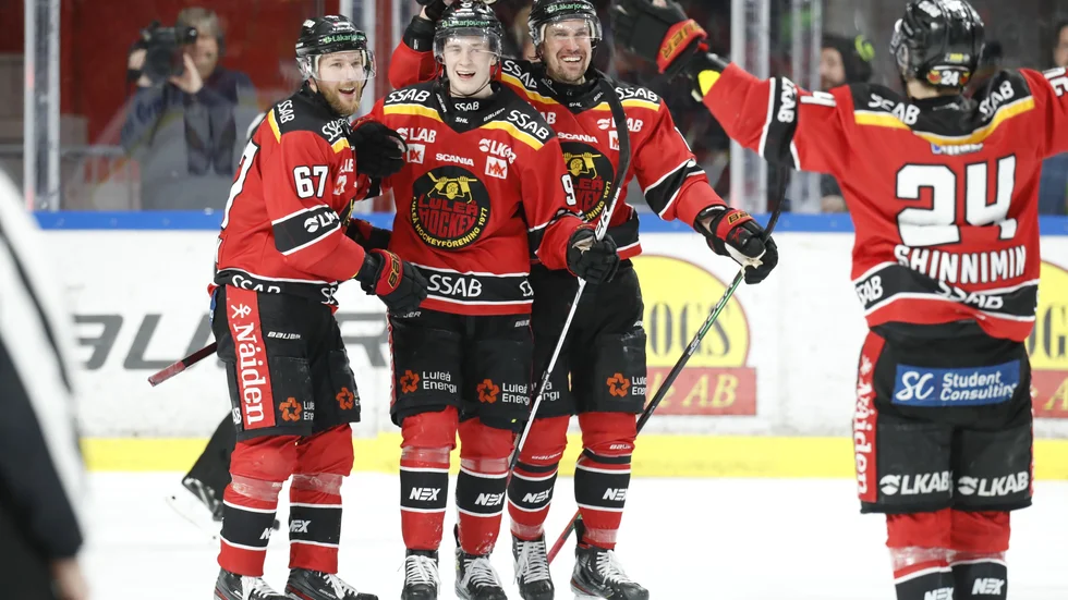 Luleås Pontus Andreasson klappas om efter att ha avgjort matchen mot Växjö i förlängning.