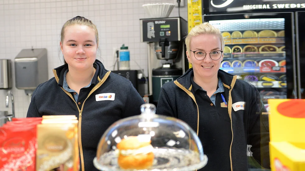 Säljarna Wilma Kumpula, 19 och Susanna Edefall, 37, välkomnar att gruvan  enligt torsdagens dom får ha kvar sitt tillstånd.  