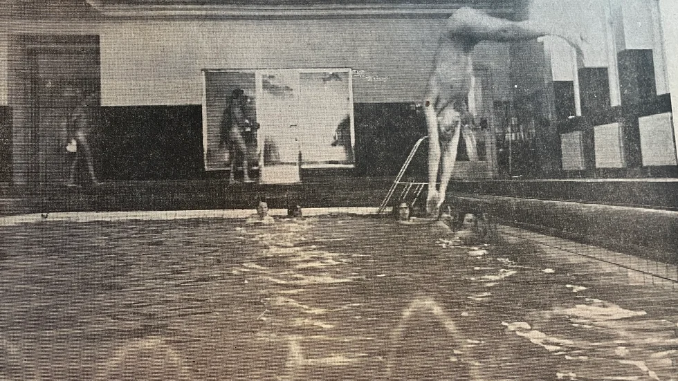 Kuriren för 50 år sedan: Katrineholms badhus noterar minskat badintresse, en tendens som man främst skyller på "16-metersbaljan" i badhuset. Det är stundtals trångt om saligheten, även om dykarna på bilden råkar ha "öppet vatten" att försvinna ner i. 