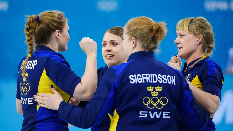 Maria Wennerström med sitt lag efter att ha vunnit semifinalen i OS i Sotji 2014.