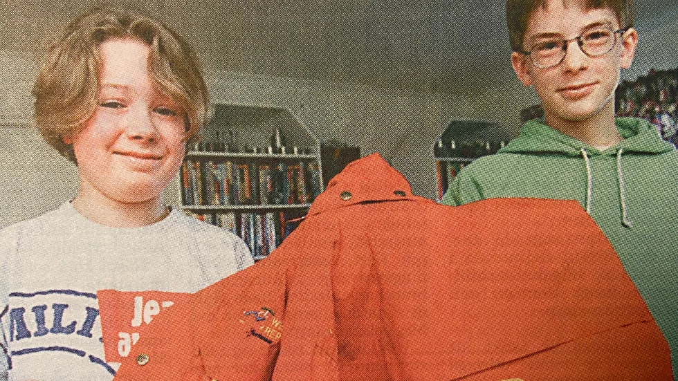 Han är en stor hjälte, 12-årige Kristoffer Nielsen, och visar upp jackan han fick efter tv-programmet "Små hjältar" för kompisen Mathias Knutsson.