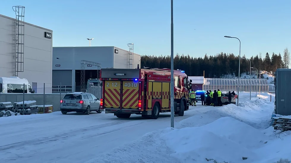 En person fördes med ambulans till sjukhus efter olyckan.