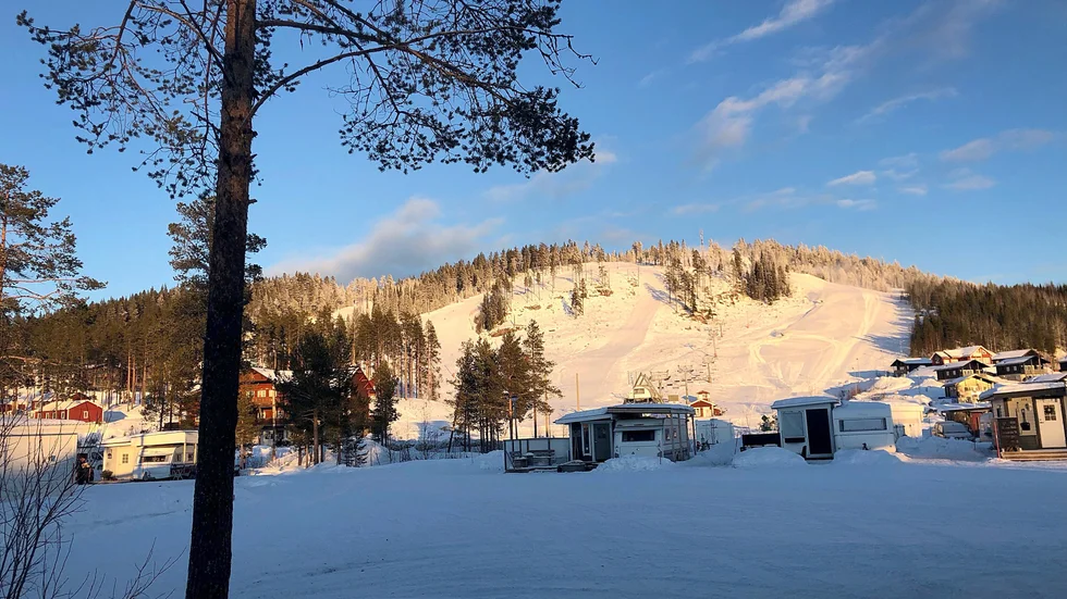 Härligt förgårdsliv vid backen i Kåbdalis.