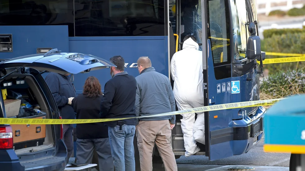 En kvinna dödades och fyra personer skadades på torsdagen då en man öppnade eld på en Greyhound-buss på väg mot Los Angeles i Kalifornien, USA.