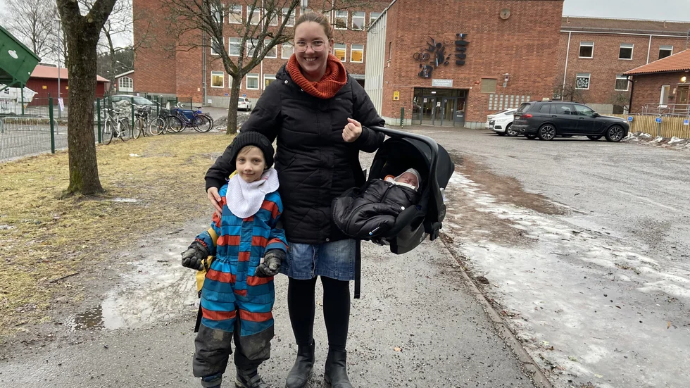 Djurgårdsskolan är en av de skolor som får flest ansökningar. "Kul", säger Albin Eriksson, 6 år, om att gå i förskoleklass på Djurgårdsskolan. Även mamma Linnéa Fransson är än så länge nöjd med valet av skola. Simon Eriksson sover i babyskyddet och har ännu inte uttryckt någon åsikt i skolfrågan.