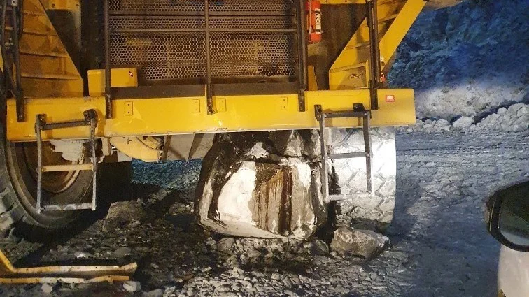 Här ses bergsblocket som föll cirka 20 meter och rullade in under en truck vid ett tillbud på Kaunis iron.