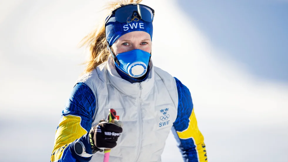 Skidskytten Mona Brorsson med andningsskydd under träning på Zhangjiakous skidskyttestadion.