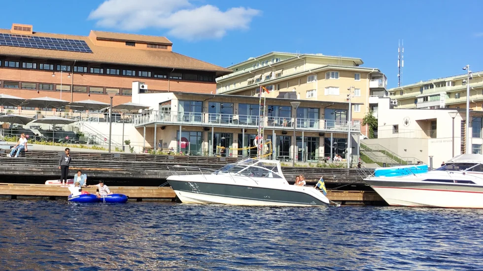 Boende på Karlgård klagar blanda annat på att de kan höra och blir väckta av musiken då deras sovrum vetter mot älven. 