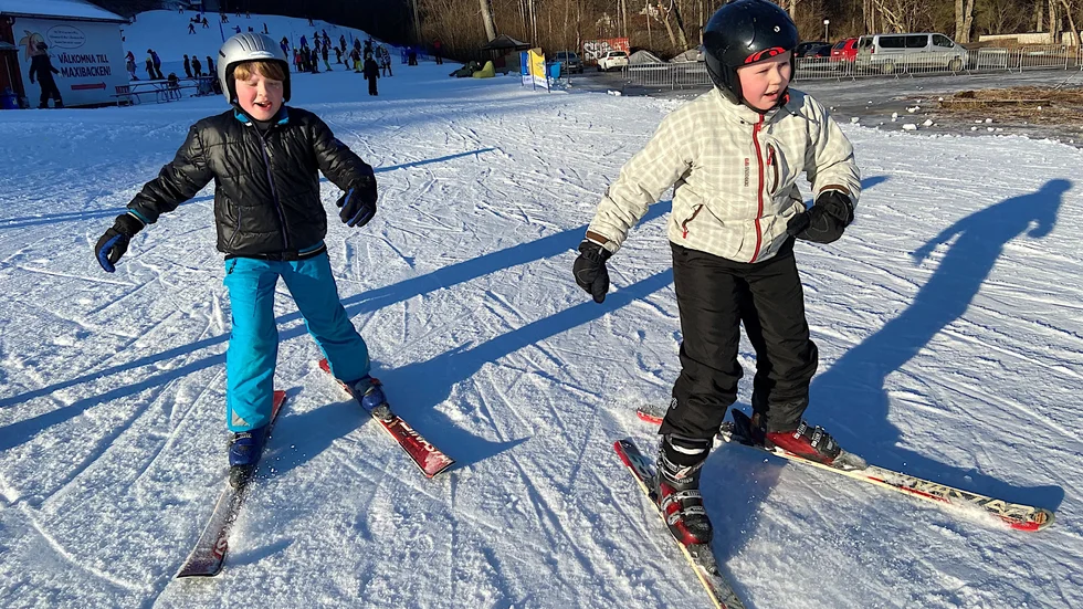 Det är premiär i slalombacken för Aron Eriksson och Theo Österberg på Råsslaskolan. Båda tycker det är kul och kan tänka sig att göra det igen.
