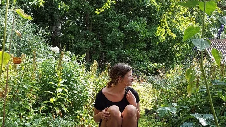 Cara. Här sitter hon vid sitt lanställe vid Dalen, Gårdeby. Det är också där vernissagen och dansföreställningen äger rum på lördag.