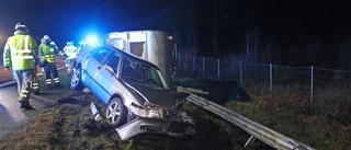 Bil med husvagn körde av vägen