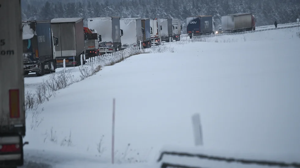 Bilden är en genrebild och visar lastbilar i ett snöoväder som drabbade Skåne 2018.