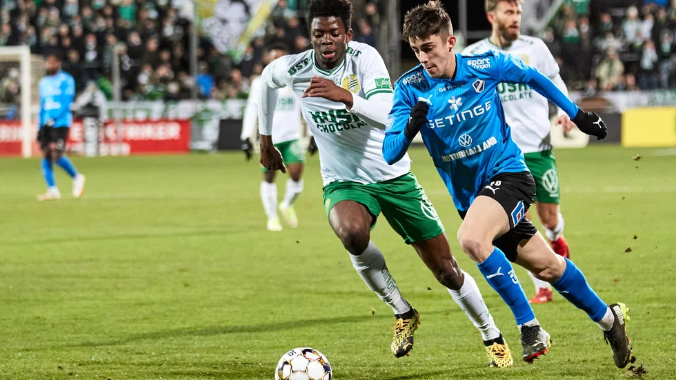 Hammarbys Aziz Ouattara Mohammed och Halmstads Emil Tot Wikström under söndagens mållösa match.