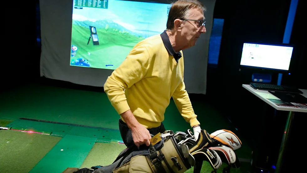 Gunder Marklund gör som de andra stamkunderna. Låter golfbagen bo på akademin och slipper allt slit och släp i och ur bilen.