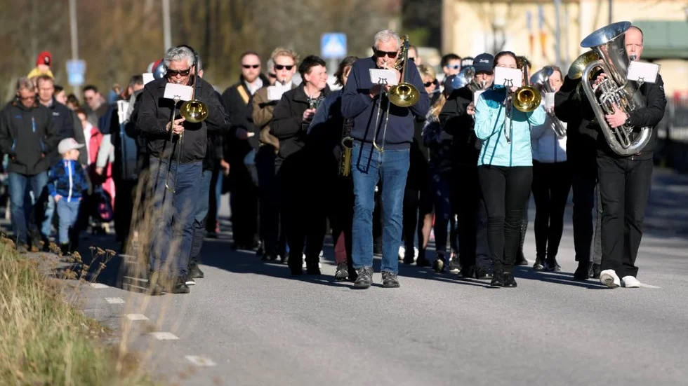 Musikkårerna marscherar fram på Finspångs gator. En tradition som funnits ända sedan 1880-talet.