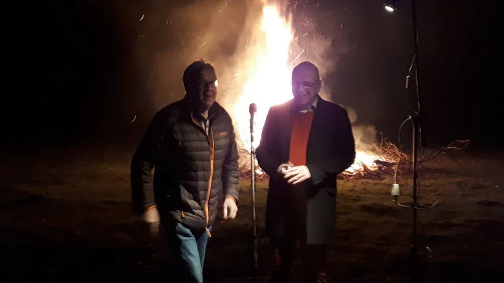 Arrangören Gösta Johansson och talaren Widar Andersson vid majbrasan.
