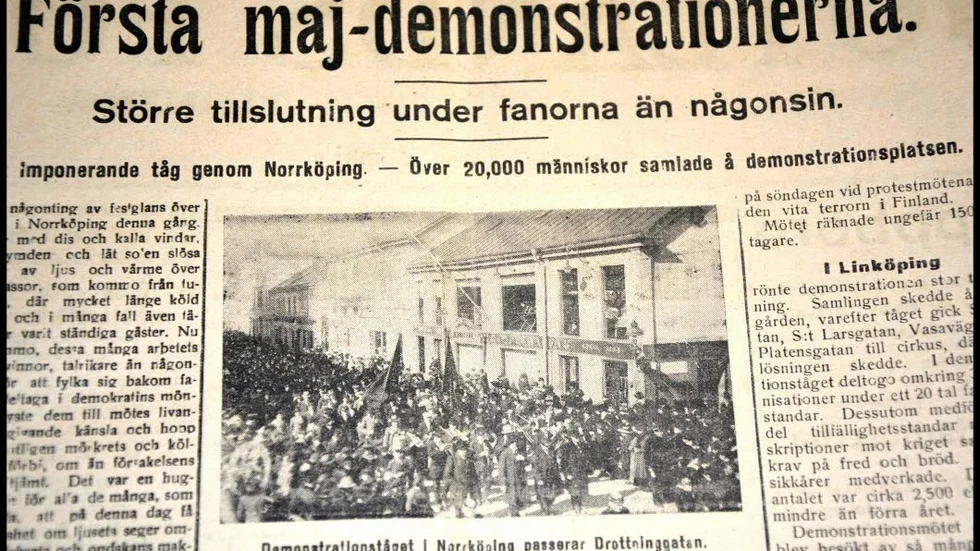 Drottninggatan var fullpackad av folk när första majtåget gick 1918. Östergötlands folkblad talar om över 20 000 människor på demonstrationsplatsen.