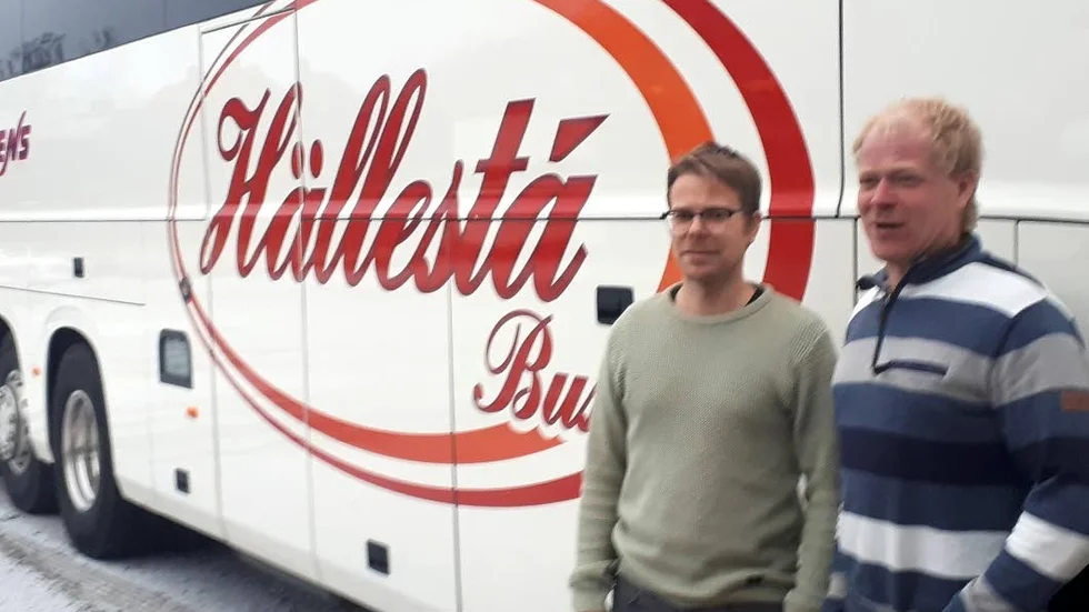 Bröderna Per och Mats Johansson är sedan några veckor tillbaka ensamma ägare av Hällestá Buss. Men far och mor finns i huset.