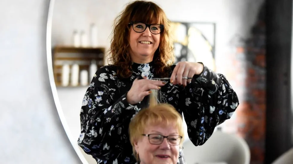 Första kunden. Anneli Pettersson ser till att Gun Palmqvist får en fin frisyr.